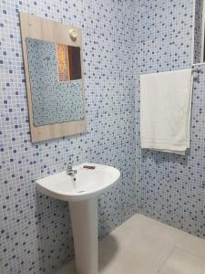 AssomadaPensão Asa Branca的一间带水槽和镜子的浴室