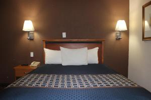 奥马哈奥马哈旅馆的一间酒店客房,配有一张床和一部电话