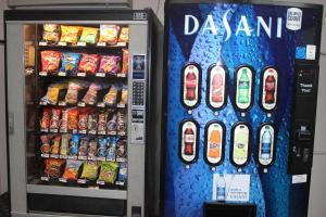 奥马哈奥马哈旅馆的自动售货机出售各种苏打水和小吃