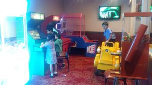 悉尼垦陪思酒店的一群儿童在玩具店玩耍