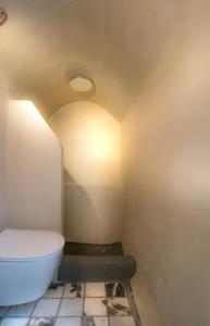 梅萨雷亚Tritiani Traditional Home的一间位于客房内的白色卫生间的浴室