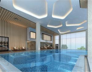 厦门厦门航空金雁酒店（全新室内无边泳池）的一座带天花板的大型游泳池