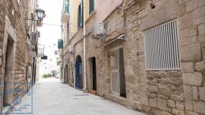 特拉尼Dimora Di Mare的一座拥有石头建筑的古镇小巷
