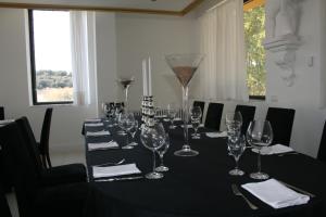 拉瓦涅萨艾米塔基米拉多酒店的一张带酒杯的长黑桌