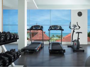 巴鲁纳智选假日酒店的健身中心和/或健身设施
