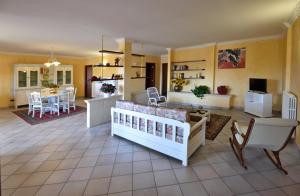 梅利萨诺Appartamento Orchidea的带沙发的客厅和用餐室