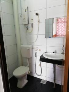 龙运Sri Gate Hotel的一间带卫生间和水槽的浴室