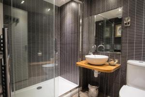 凯西克凯西克皇家橡树酒店的一间带水槽和玻璃淋浴的浴室