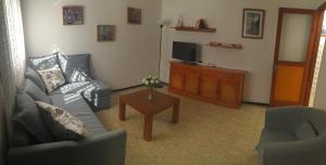 阿格特Casa Carmela的带沙发和电视的客厅