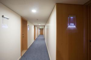 蓬塔德尔加达Antillia Hotel的墙上有灯的长走廊