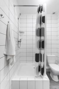 扎托卡SeaZone的带淋浴和卫生间的白色浴室