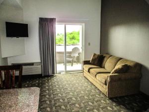 Towanda克里斯托斯普林酒店的带沙发和滑动玻璃门的客厅