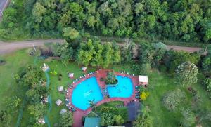 伊瓜苏港卡门酒店的享有花园空中美景,设有游泳池