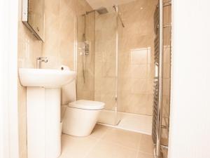 布兰登布兰登桥梁酒店的浴室配有卫生间、盥洗盆和淋浴。