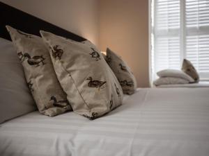 布兰登布兰登桥梁酒店的床上有枕头,有鸟儿
