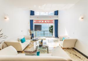 女人岛Zoetry Villa Rolandi Isla Mujeres Cancun - All Inclusive的客厅配有白色家具和电视