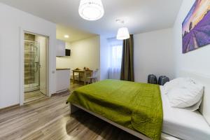 里加Riga Airport Jurmala apartments的一间卧室配有一张带绿毯的床
