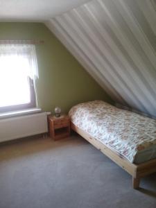 布雷格Kapitänskoje的一间卧室设有一张床和一个窗口