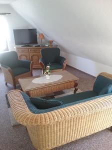 布雷格Kapitänskoje的客厅配有沙发、椅子和桌子