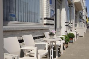 布兰肯贝赫萨博多尔酒店的人行道上一排白色的桌椅