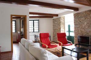 蒙多涅多Casa Pedrosa的带沙发和红色椅子的客厅