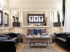 罗马巴洛克酒店的带沙发和桌子的客厅