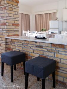 阿尔加卡Limone Villas No 3的厨房配有带2张凳子的台面