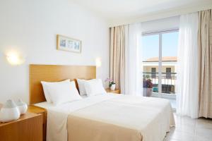 卡尼奥提卡尼奥提文艺复兴度假公寓式酒店的酒店客房设有一张床和一个大窗户