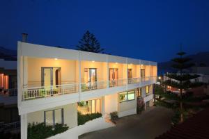普拉基亚斯索菲亚酒店的白色的建筑,晚上设有阳台