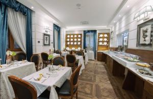罗马巴洛克酒店的一间在房间内配有桌椅的餐厅
