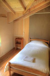 富塔莱乌富Turismo Rural Los Alpes的木天花板的客房内的一张床位