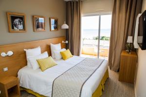 卡尔维拉卡拉维尔酒店的酒店客房设有一张床和一个阳台。