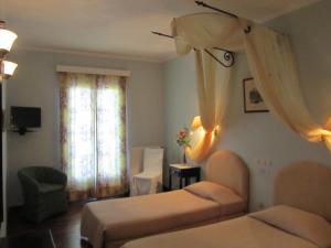 派莱卡斯黎凡特酒店的一间卧室设有两张床,窗户配有窗帘