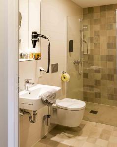 耶拿兹尔诺酒店的浴室配有卫生间、盥洗盆和淋浴。