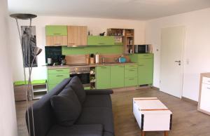 萨勒河畔瑙姆堡Ferienwohnung Andreas的客厅配有绿色橱柜和沙发