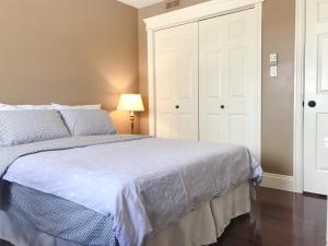 蒙克顿Sweet home的卧室配有一张床和一个白色衣柜