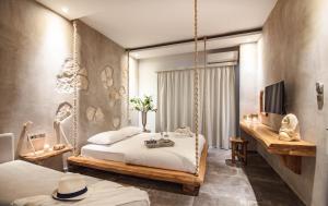 利迈纳里亚Olea House的一间卧室配有两张床和秋千