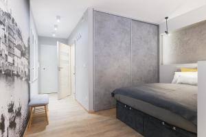 波兹南Venezia Apartment的一间卧室配有床和壁画