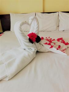 锡瓦塔塔内霍兹华卡拉科尔酒店的床上用毛巾制成的两天鹅