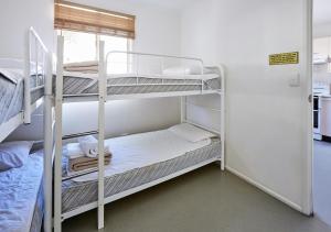 图克雷卡农海滩度假酒店的客房设有两张双层床和一扇窗户。