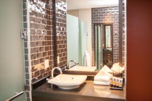 皇后区拉威尔商标收集温德姆旅程住宿的一间带水槽和镜子的浴室