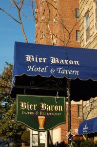 华盛顿The Baron Hotel的大楼前的酒店和小酒馆的标志