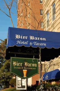 华盛顿The Baron Hotel的大楼前的酒店和小酒馆的标志