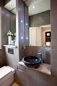 切尔滕纳姆波特兰公寓酒店的浴室中间设有黑色水槽