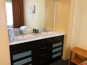 古尔本阿斯特汽车旅馆的一间带水槽和镜子的浴室