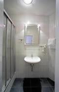 维尔茨堡Ab博斯特库茨施尔旅馆的白色的浴室设有水槽和镜子