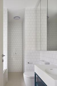 阿德莱德Swainson on Castle的白色的浴室设有卫生间和水槽。