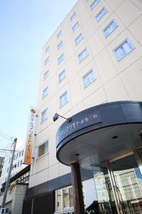 松本松本万屋酒店的前面有标志的建筑