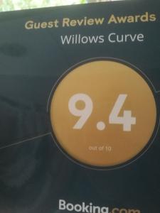 西萨默塞特Willows Curve的手持标语的盒子,上面写着客人评语奖金柳条