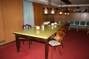 埃森博白克城堡酒店的一间会议室,配有长桌子和椅子